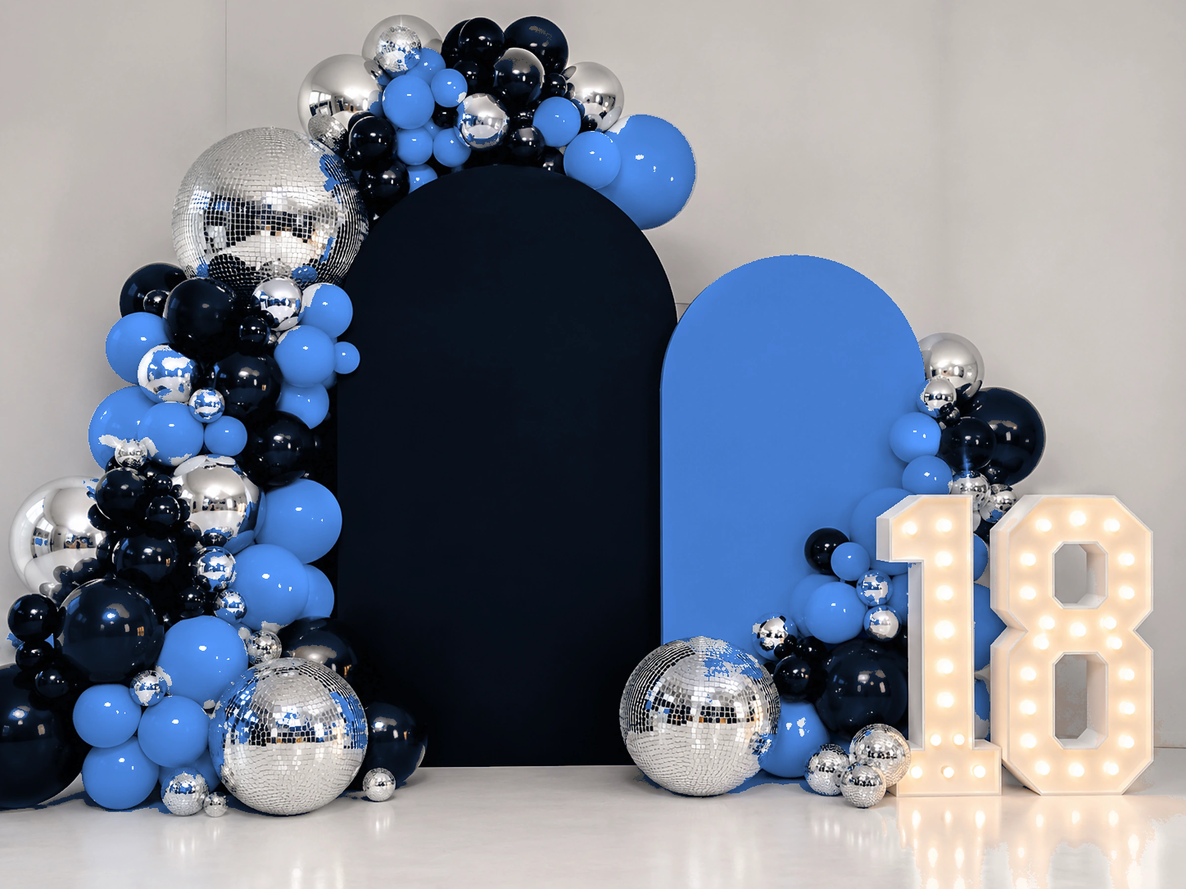 18. Navy & Silver — przykładowa dekoracja balonowa